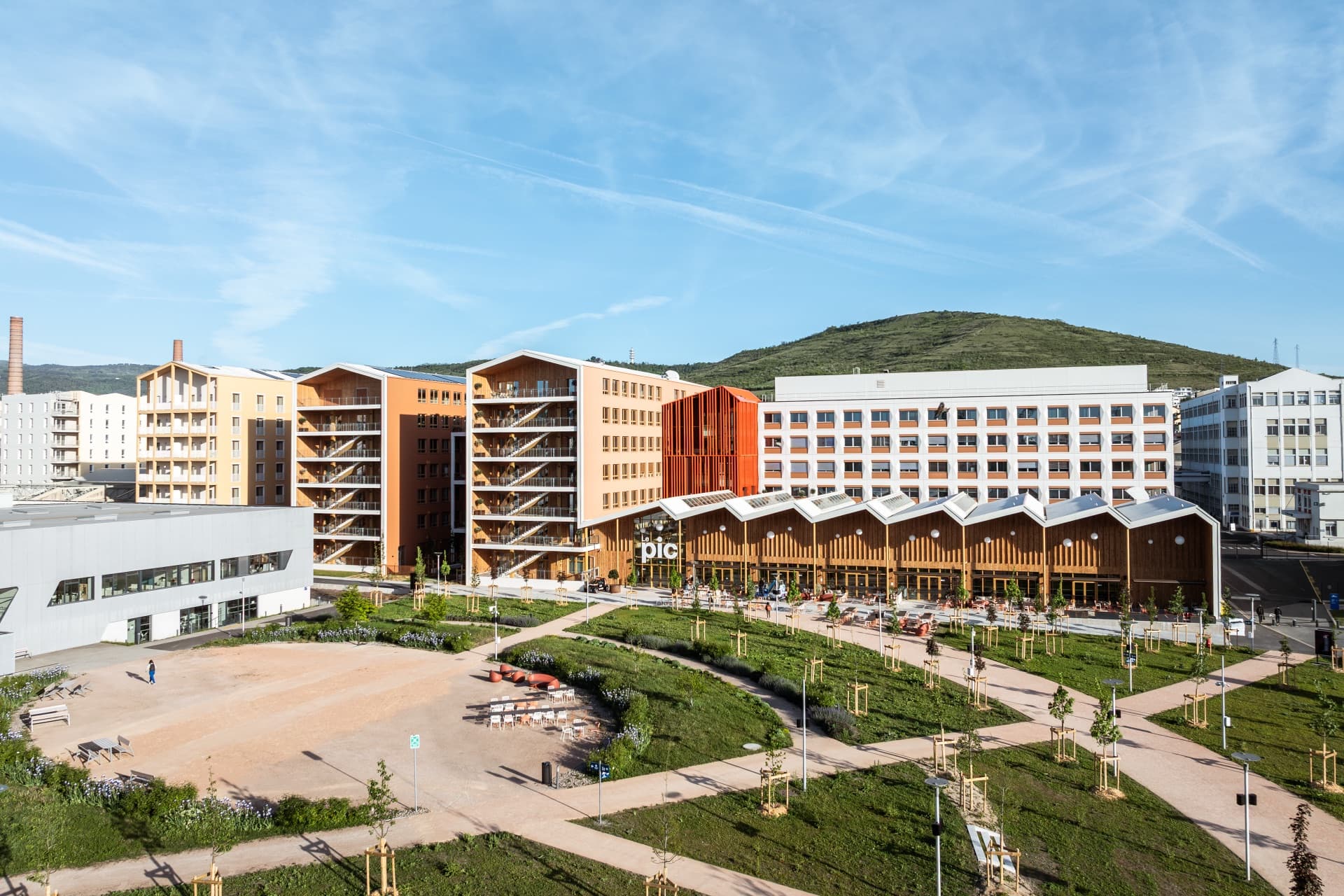 Le bâtiment du PIC et son square, vus depuis le parc